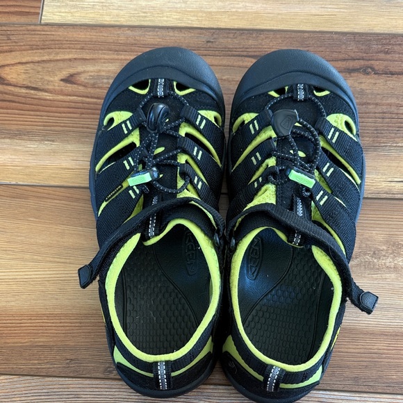 KEEN Black and Neon Green Sandals - Picture 4 of 6